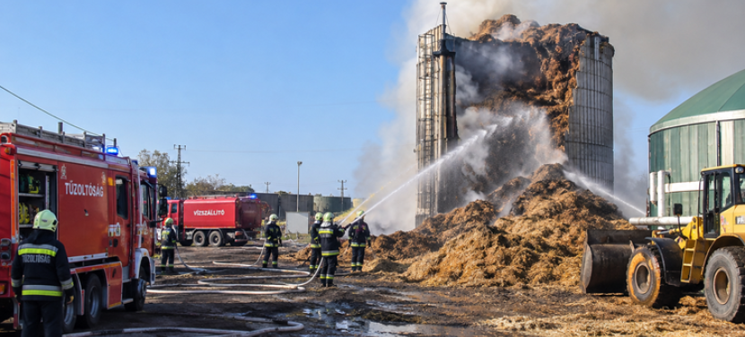 Szalmadarálék ég Kecskemét külterületén, elhúzódó oltásra készülnek a tűzoltók