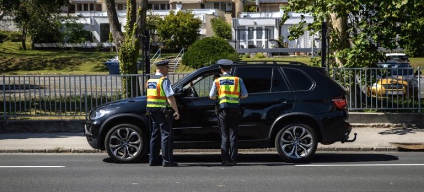 Mobil-razzia: Jövő héten ellenőrzi a rendőrség a vezetés közbeni mobilozást