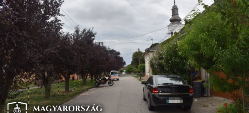 Az előzést megkezdő motoros elé kormányozta autóját