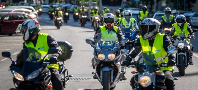 Látványos felvonulással zárult a Füredi Autósiskola motoros vezetéstechnikai nyílt napja