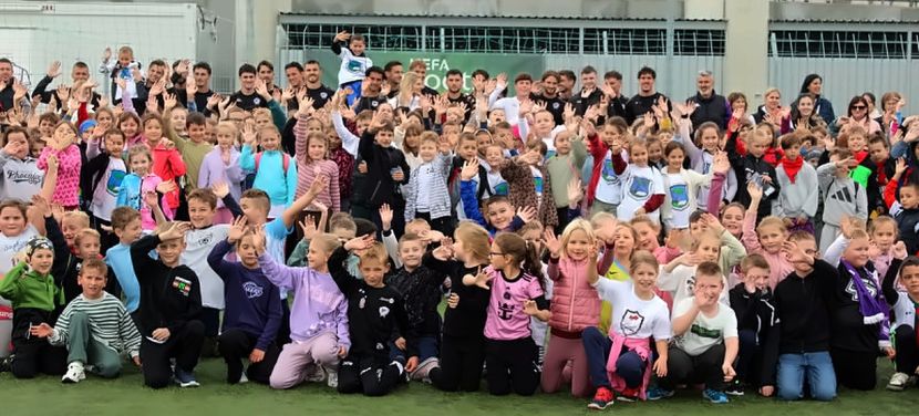 Közel ötszáz iskolás gyermek futballozott a Széktói Stadionban