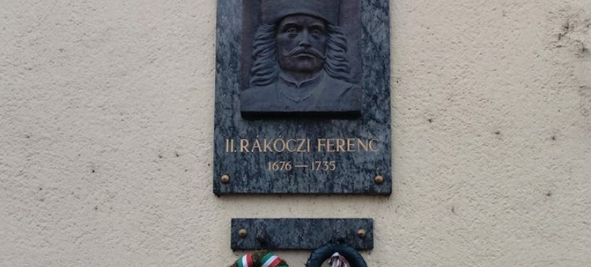 II. Rákóczi Ferenc emléktáblájánál tartanak koszorúzást