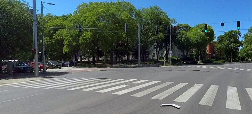 A Városrendészet vigyáz a diákokra a kecskeméti Kodály iskola veszélyes kereszteződésében