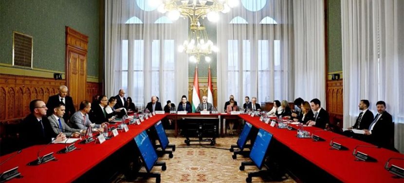 Itt az új Országgyűlés fizetési listája, ennyit kap majd egy képviselő