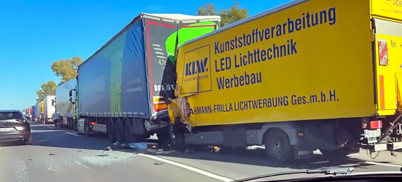 Kamion és teherautó ütközött az M5-ösön, egy ember beszorult
