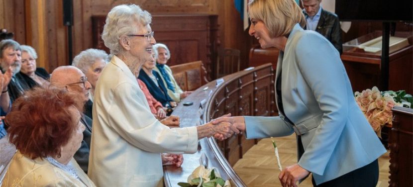 Díszdiplomás pedagógusokat köszöntöttek a Kecskeméti Városházán