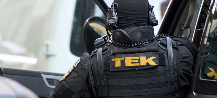 Lajosmizsén bevetésen a TEK: fegyverrel a kezében zárkózott be egy férfi