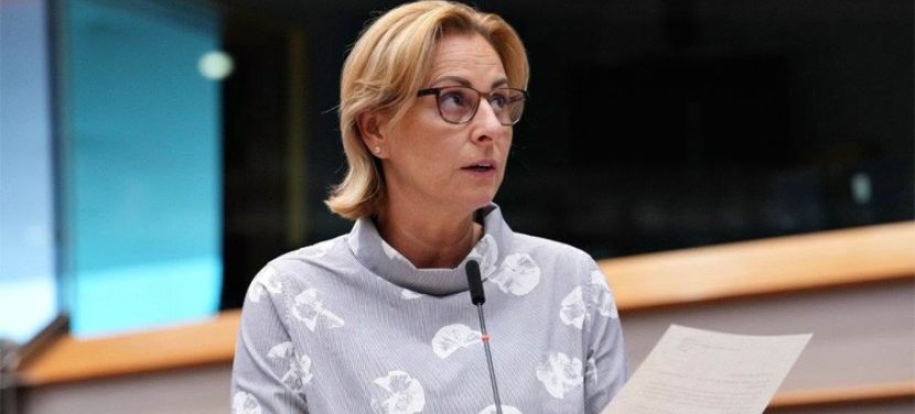 Szemereyné Dr. Pataki Klaudia bejegyzése „lenyomta” a Magyar Péter főszereplésével megtartott Mercedes üzemavatót
