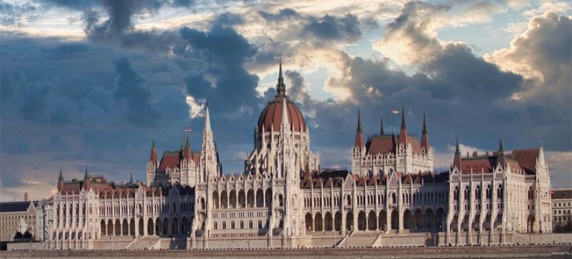 Vizsgálóbizottságokat állíthat fel, és elkezdi az alaptörvény-módosítás vitáját a parlament