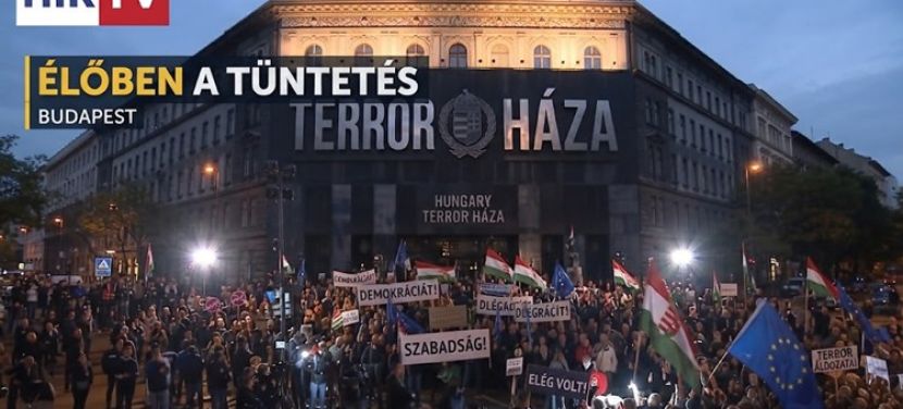 Vasárnap tüntetés a Terror Háza előtt – Élőben közvetíti a Hír TV