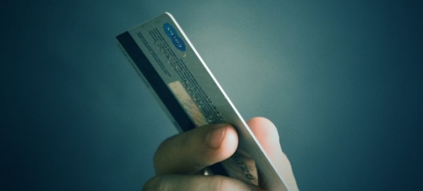 Szomszédjuk elvesztett bankkártyájával vásárolgattak